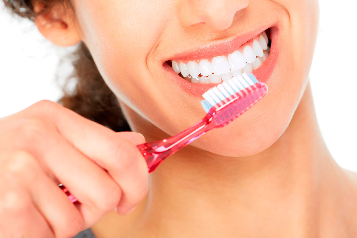 Портит эмаль и вызывает кариес: чем может быть опасна чистка зубов