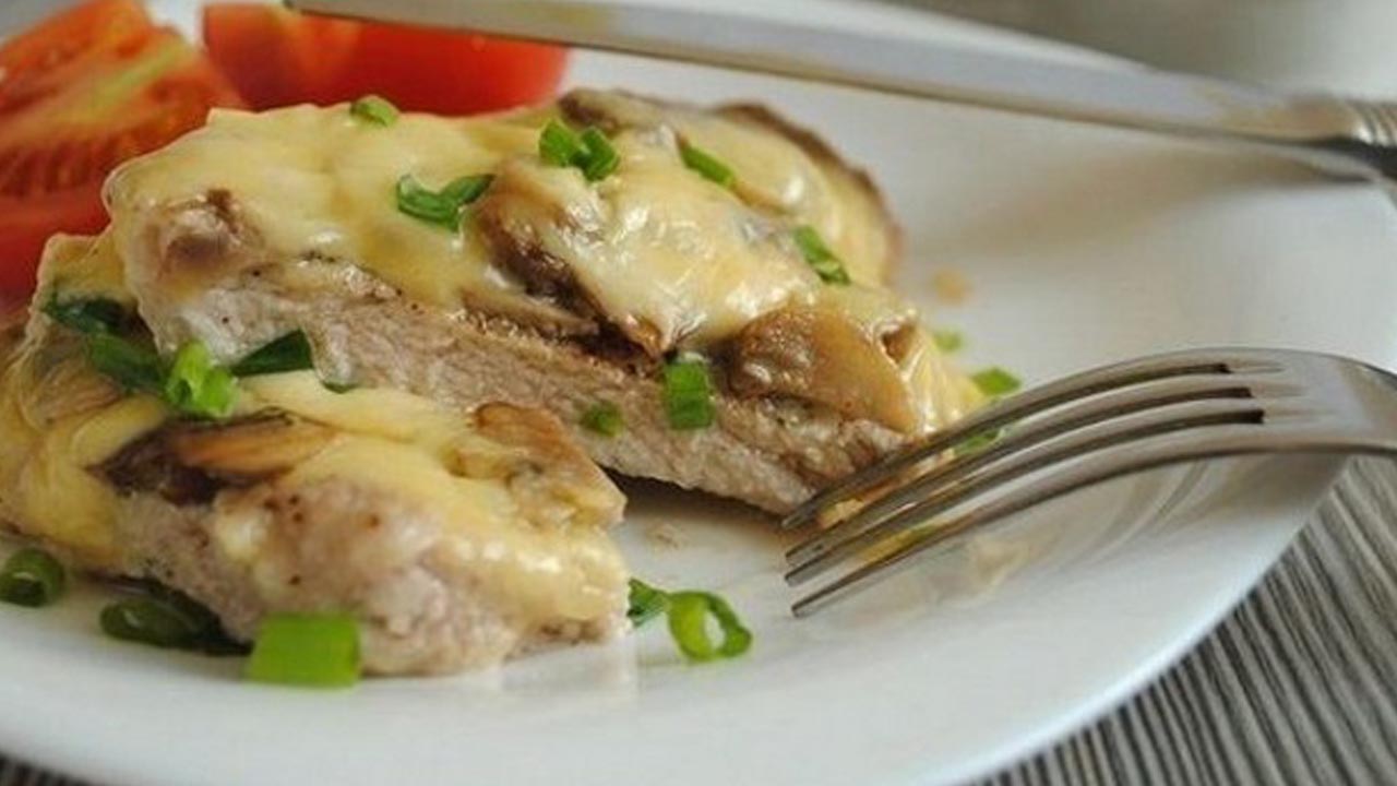 Мясо по-французски с грибами — самые вкусные рецепты для праздника и на каждый день