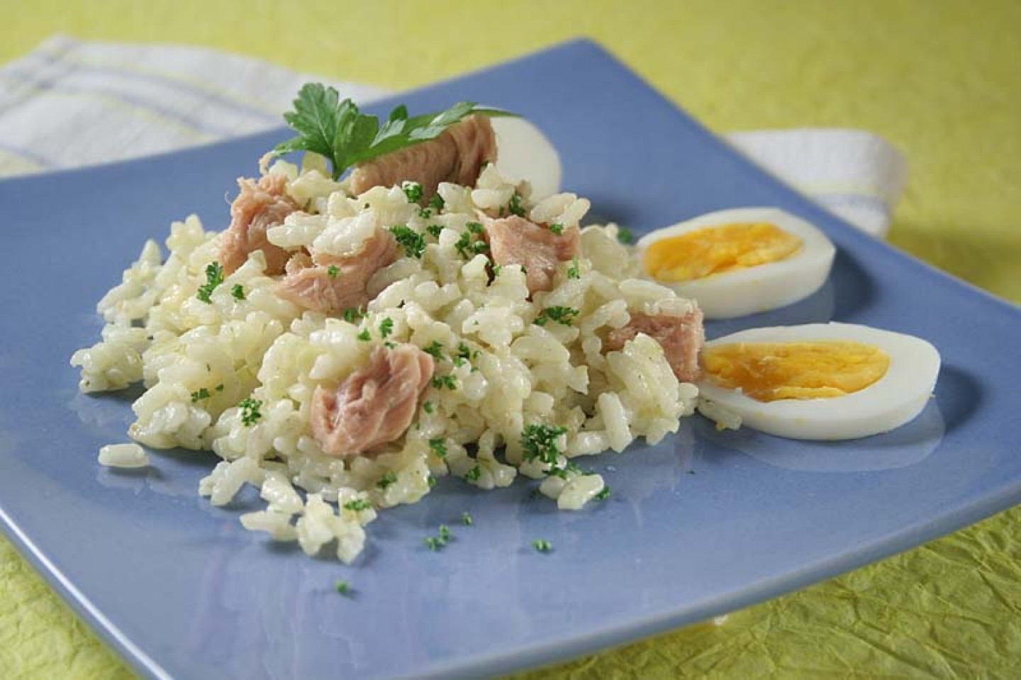 Салат с консервированным тунцом и рисом: Когда не стыдно поставить на праздничный стол