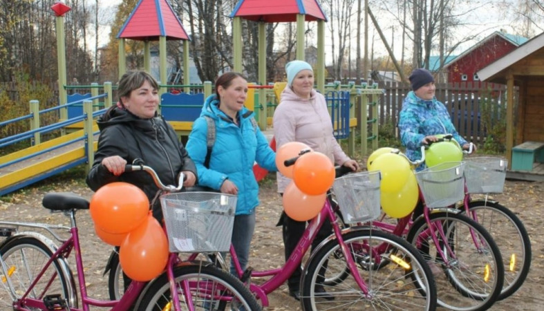 Соцработникам в Калевальском районе подарили велосипеды