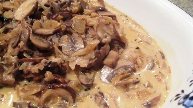 Тушеное мясо с грибами в сметане: рецепт и способ приготовления
