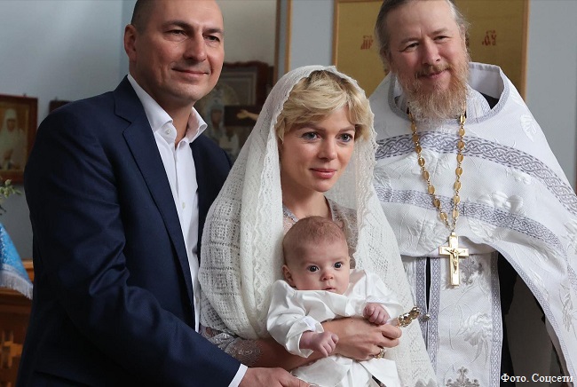 Елена Николаева запечатлелась обнаженной в постели с грудным малышом