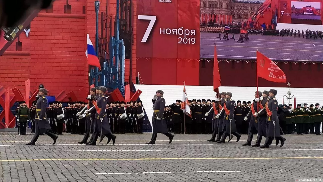Почему в России больше не отмечают день Октябрьской революции? Отвечает экс-помощник Путина Владислав Сурков