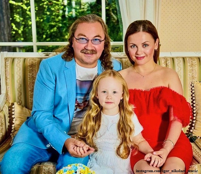 Игорь Николаев с женой и дочкой укатил из России
