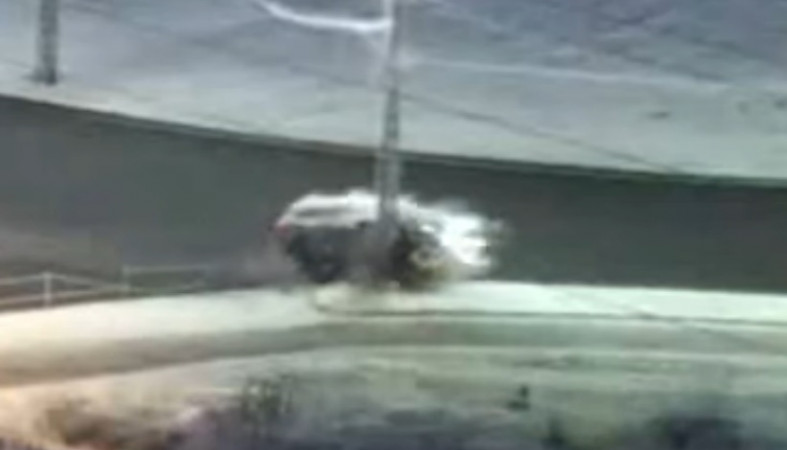 Автомобиль протаранил столб на Чапаевском кольце