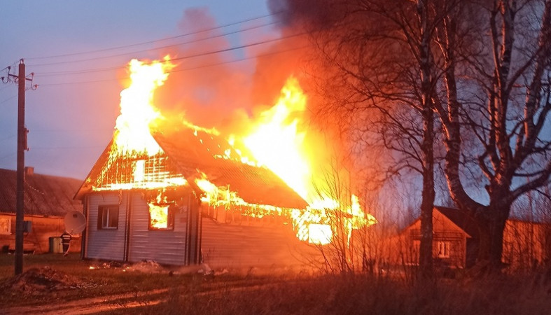Дом горел открытым пламенем на юге Карелии