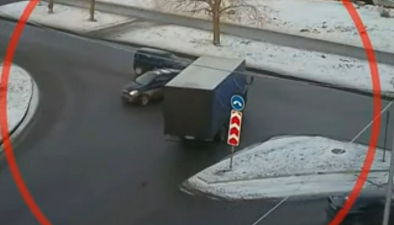 Кроссовер и фургон столкнулись в Петрозаводске