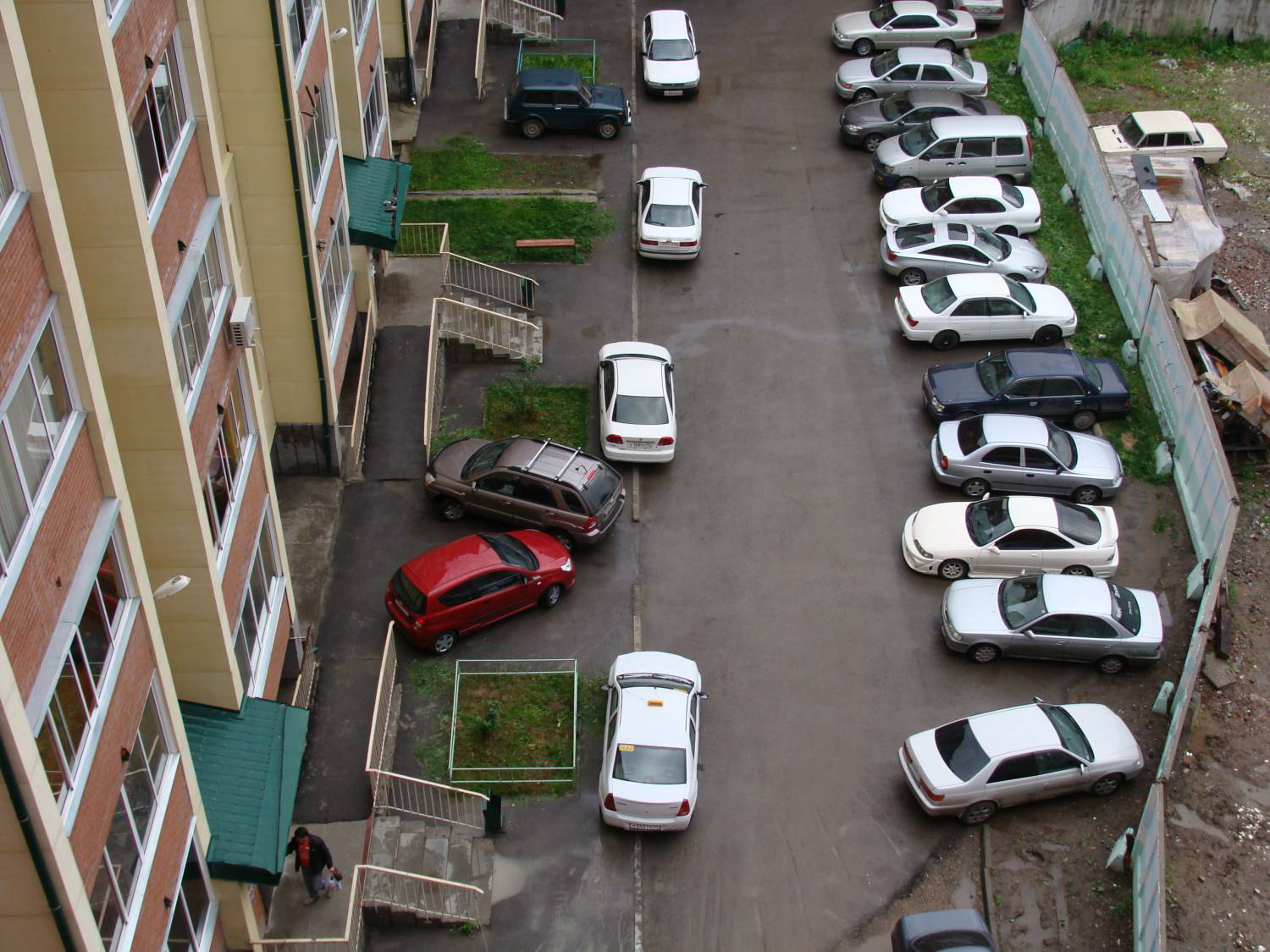 Автомобили припаркованы под окнами многоэтажки, жильцы против: что говорит закон