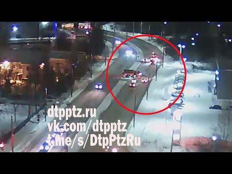 Снегоуборочная машина попала в ДТП в Петрозаводске