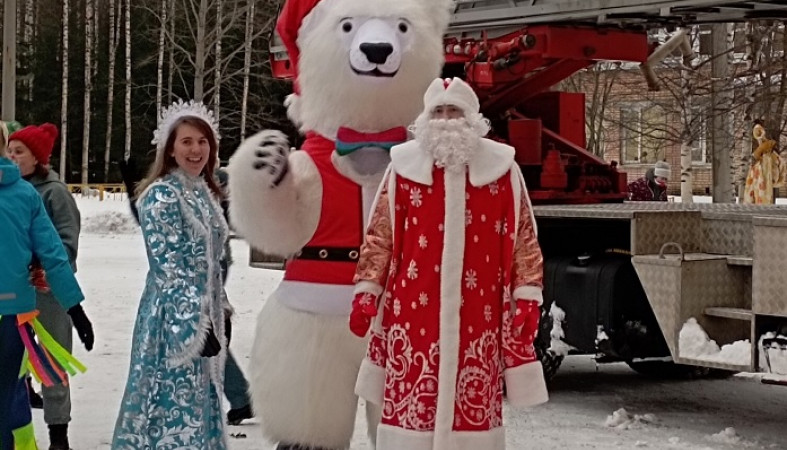 Маленьких пациентов больницы поздравили Дед Мороз и белый медведь