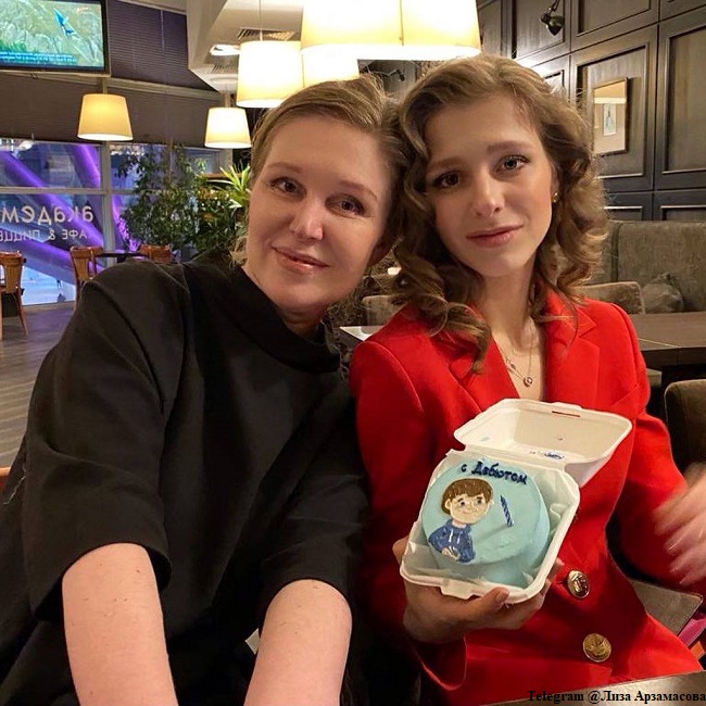 Лиза Арзамасова прогулялась с моложавой мамой в модной шубке