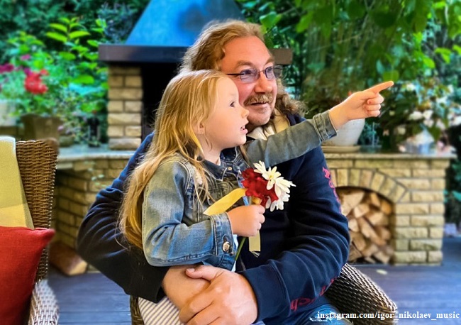 Игорь Николаев отдал дочку в самую обычную школу