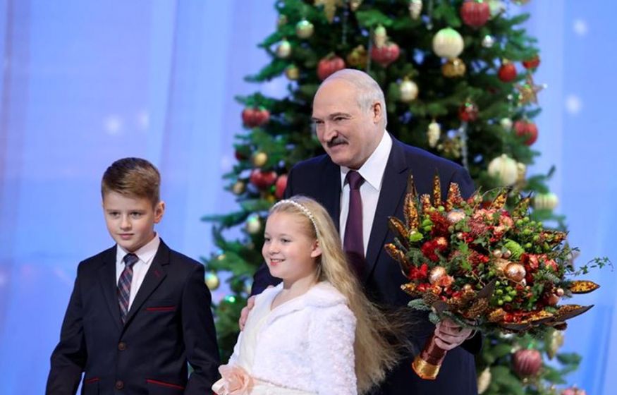 «В корзинах новогодние напитки «для взрослых»: Лукашенко подарил Деду Морозу и Снегурочке подарки