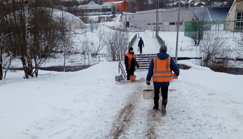 Мостики и лестницы в Петрозаводске ежедневно очищают от наледи
