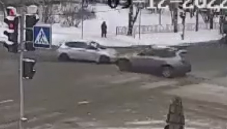 Внедорожник вылетел на тротуар после ДТП в Петрозаводске