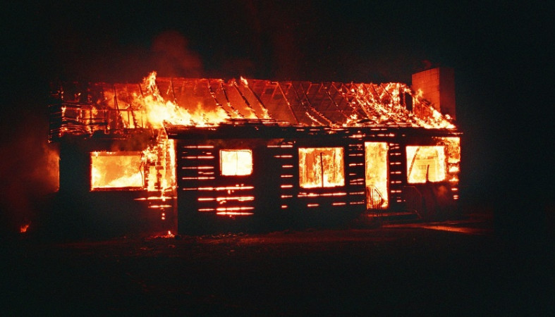 Женщина и ребенок пострадали ночью в горящем доме в Пудоже
