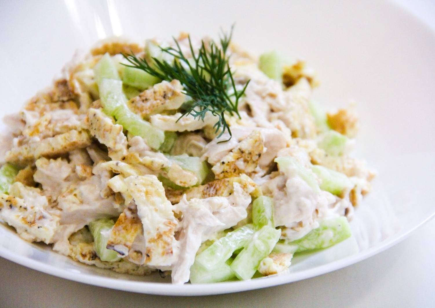 Салат с курицей и яичными блинчиками «Фазан»: рецепт простого и вкусного салата