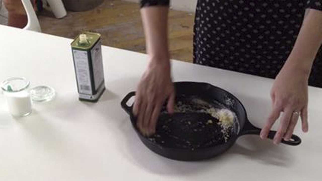 10-секундный трюк, который сделает твою сковороду блистательно чистой!