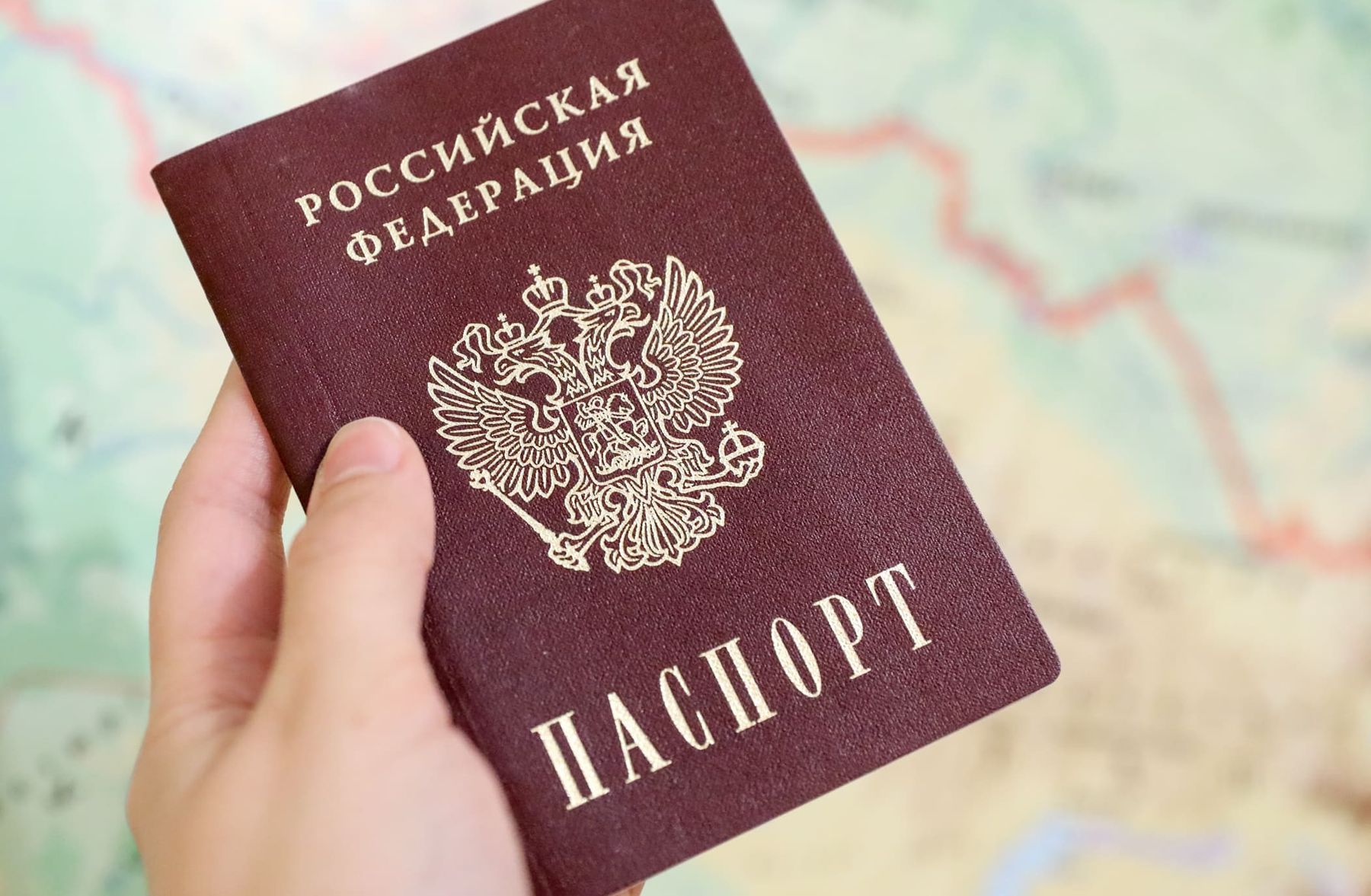 Присмотритесь внимательно к паспорту. Тайные коды и два чипа в российском документе