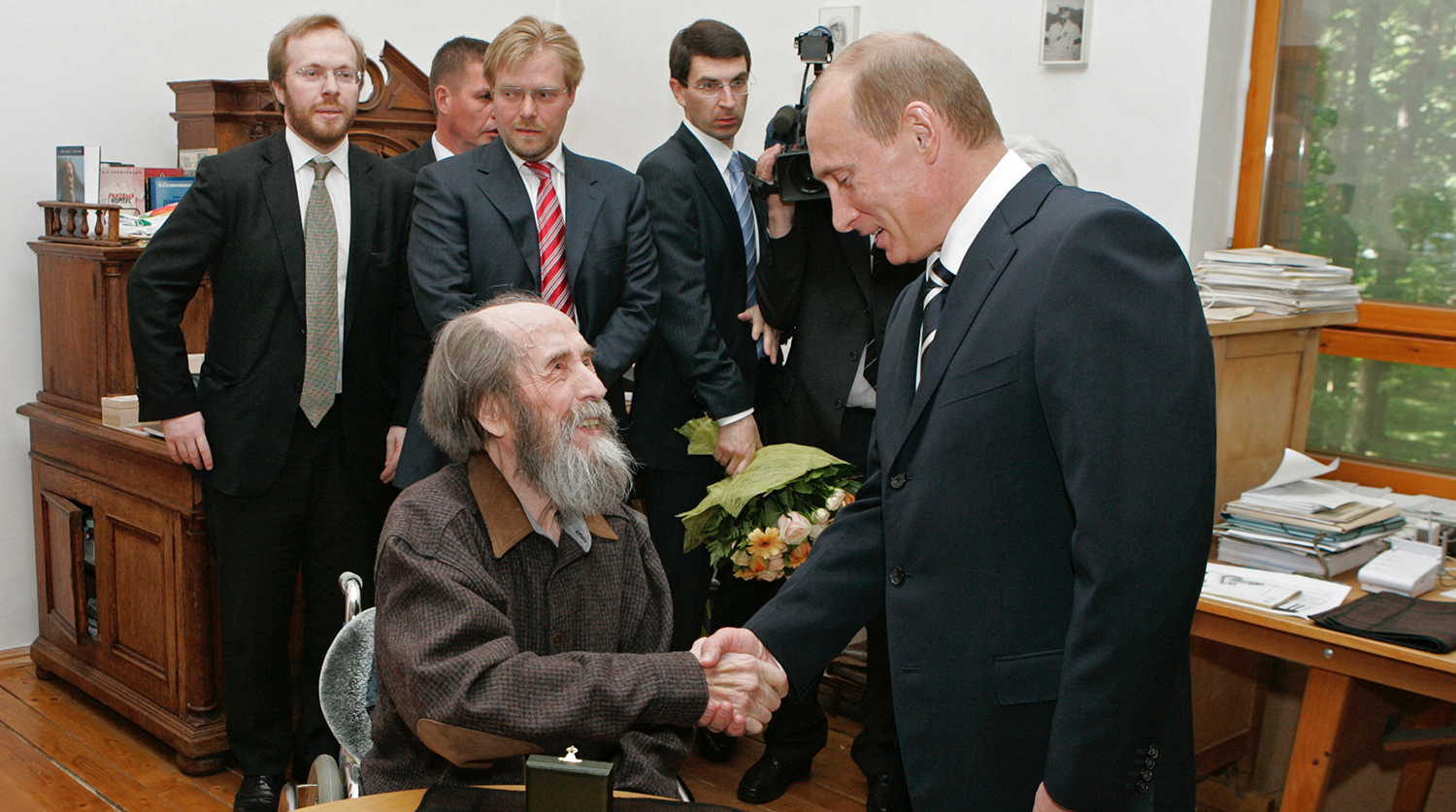 Солженицын останется в школе. Потому что «шедевр» или потому что Путин поручил ему там быть