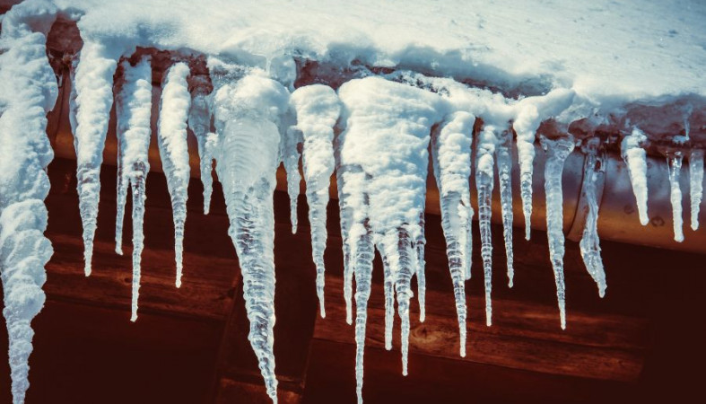 Ледяная глыба может свалиться с крыши на головы петрозаводчан