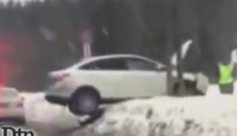 Автомобиль вылетел с дороги и повис на сугробе в Петрозаводске
