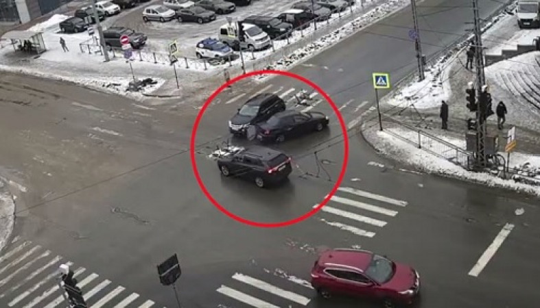 Три автомобиля столкнулись на перекрестке в центре Петрозаводска