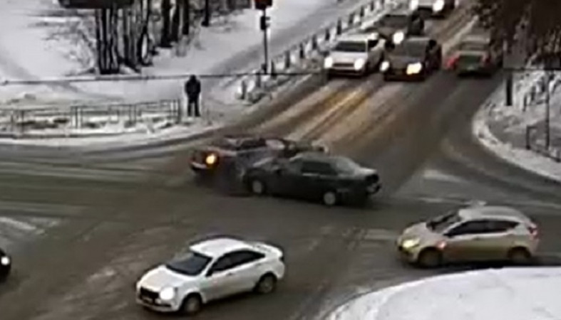 Автомобиль развернуло после столкновения на Октябрьском проспекте