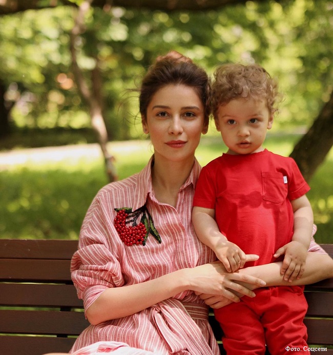Равшана Куркова показала, как путешествует ее подросший сын