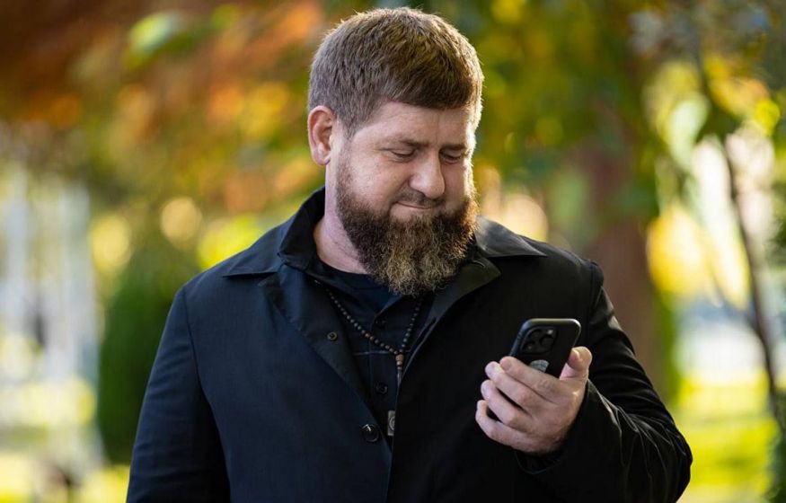 «Пришел с фирменным презентом»: Кадыров рассказал о необычном подарке, который Пригожин сделал командиру «Ахмата»