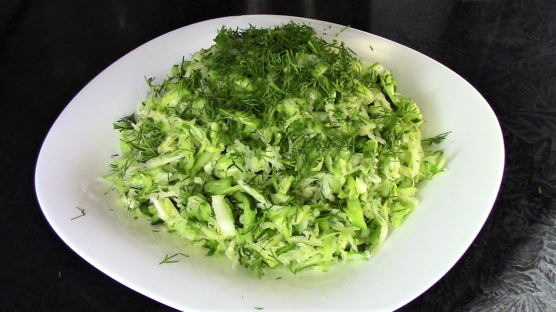 Смешиваем капусту и огурцы, но салат воспринимают как новый. Хитрость в заправке из сметаны с горчицей