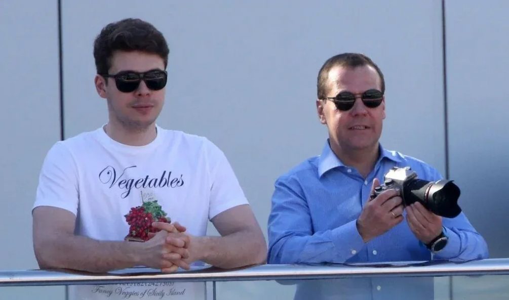 «Мы его на работе ни разу не видели» — как живет любитель дорогого вина и стартапов, сын Дмитрия Медведева.