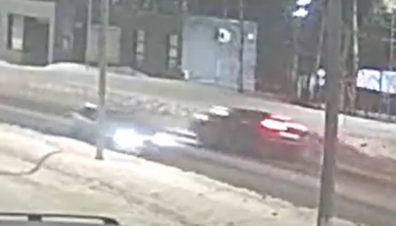 Автомобиль перевернулся в Петрозаводске, момент попал на видео