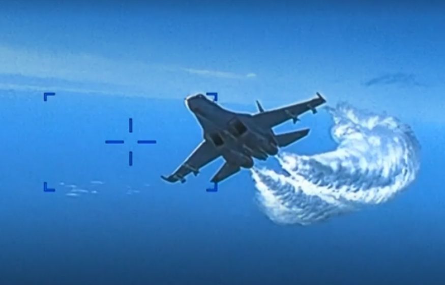 NYT: Российский истребитель сбросил вещество на американский беспилотник над Черным морем