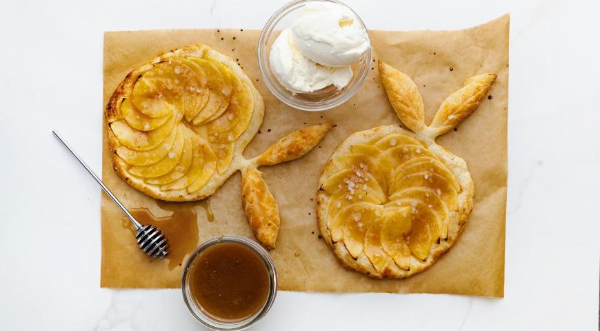 Это не проще простого, это еще проще — слоёные пирожные с яблоками и соленой карамелью