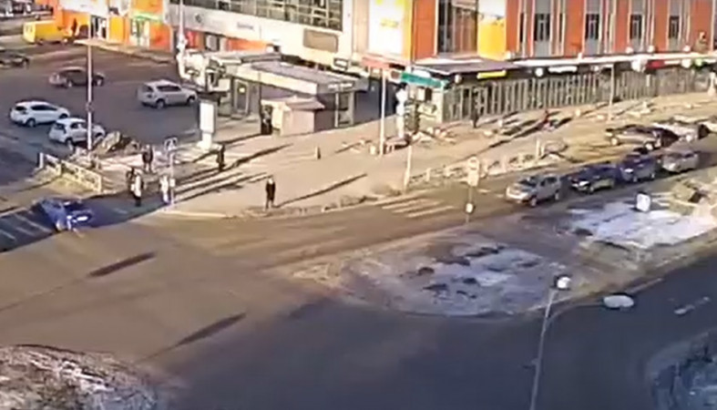 Мужчина умер на улице в Петрозаводске, трагедия попала на видео