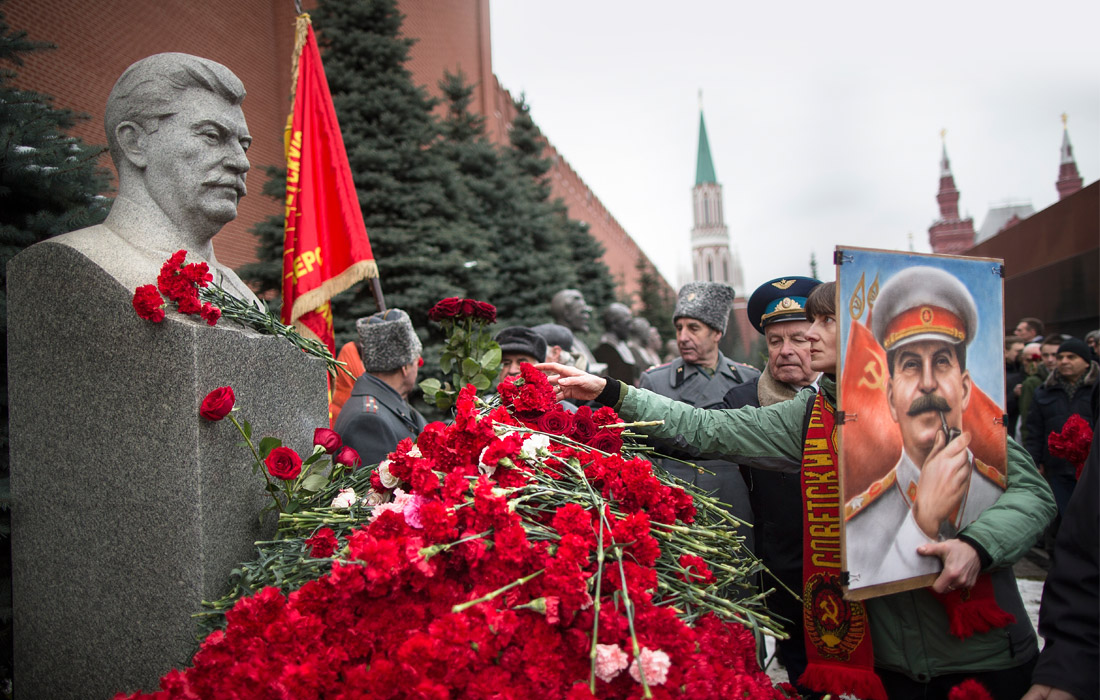 Вспомним. Две гвоздики для товарища Сталина. Вождю советского народа несут цветы