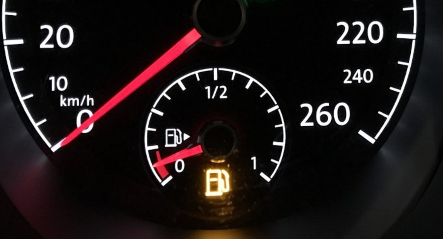 Загорелась лампочка топлива — сколько протянет машина?