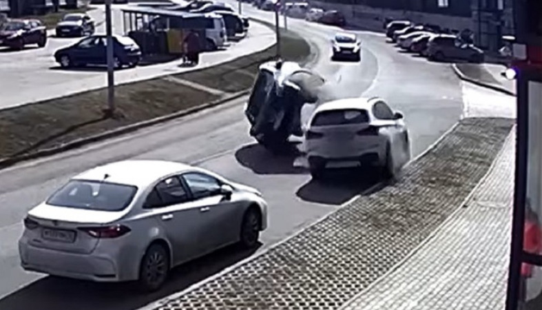 Автомобиль перевернулся в Петрозаводске, авария попала на видео