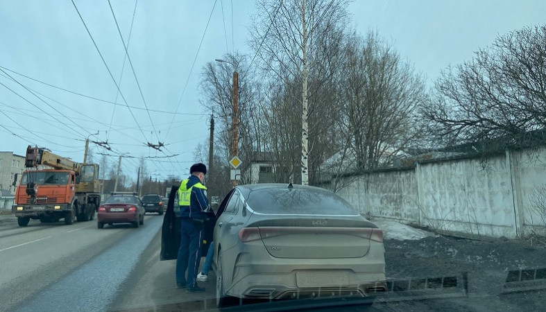 Водителям Петрозаводска напомнили о штрафах за грязные номера