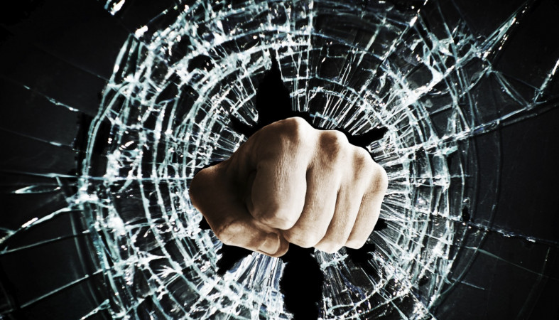 Мужчина в Карелии выбил стекло в квартире обидчика и стал уголовником