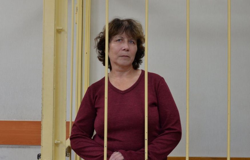 Пенсионерке, оставившей записку на могиле родителей Путина, запросили условный срок
