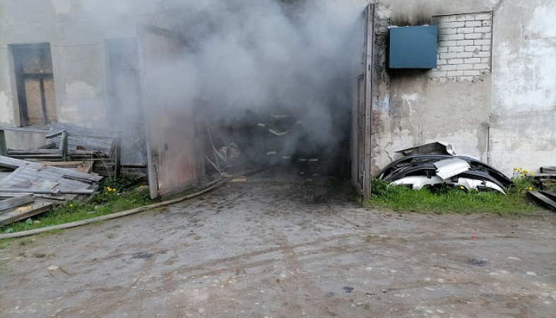 Мусор и гараж горели в Олонецком районе