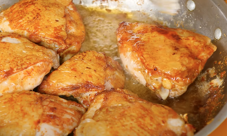 Жареную курицу можно сделать нежной как дорогая вырезка. Тонкость в добавлении сливок