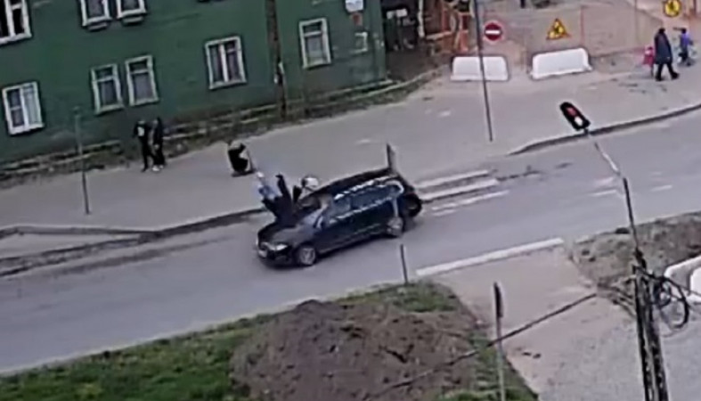 Девушку жестко сбили в Петрозаводске, момент попал на видео