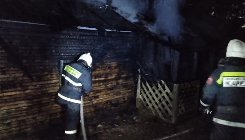 Сильный пожар вспыхнул ночью в Олонецком районе
