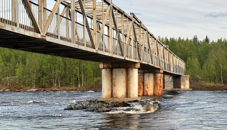 Мост через реку Кемь закрыли из-за повреждения — возможно, надолго