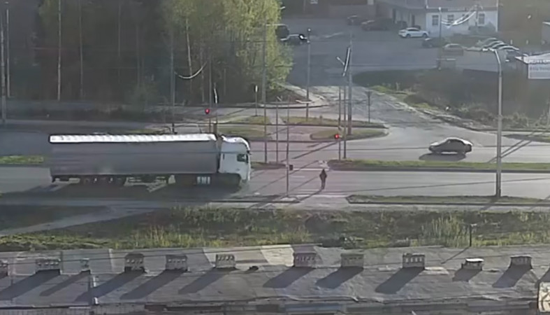 Грузовик снес человека в Петрозаводске, инцидент попал на видео