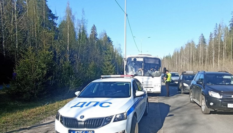 Водитель автобуса двигался по обочине и нарвался на штраф