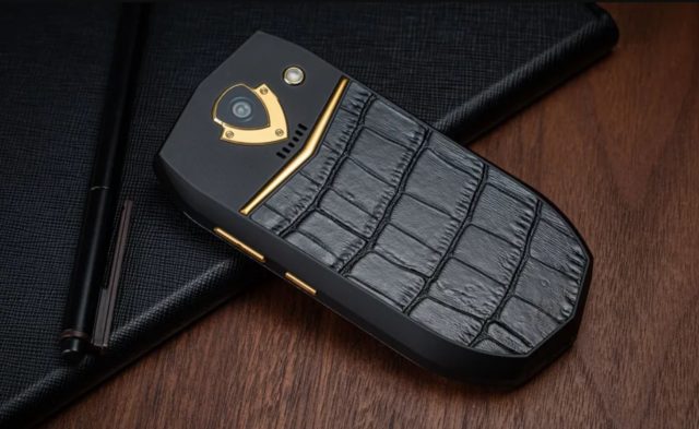 Oukitel выпустила ультракомпактный 3.5-дюймовый смартфон с «люксовым» дизайном в стиле Vertu